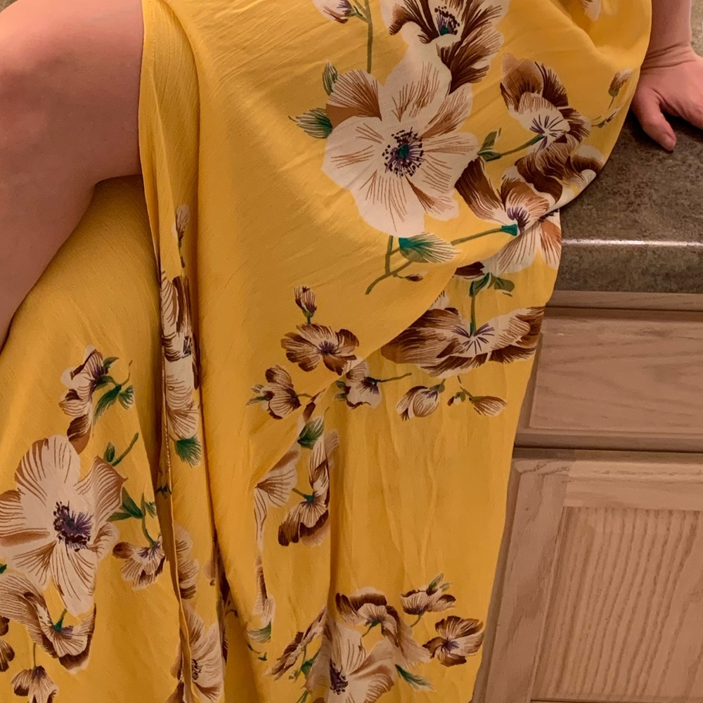 yellow Hawaiian 🌺 print dress with a slit! - Picture 8 of 8